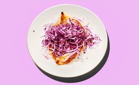 Pechugas de Pollo en Paillard con Ensalada de Repollo y Cebolla en 15 Minutos