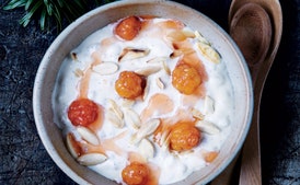 Porridge de cebada y almendras con fruta