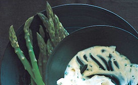 Espárragos con Aïoli de Ajo Asado