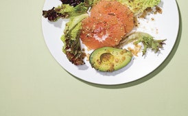 Ensalada de Aguacate y Pomelo Rosa con Cilantro