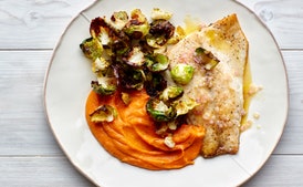 Filetes de Barramundi con Batatas Asadas y Chips de Coles de Bruselas