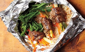 Negimaki de Res con Broccolini y Arroz