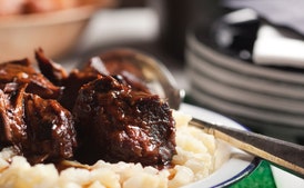 Costillas de res estofadas con papas y manzanas "estilo risotto"