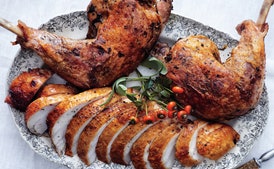 Pechuga de pavo en salmuera con piernas confitadas