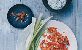Camarones a la parrilla estilo Buffalo con dip de queso azul y apio