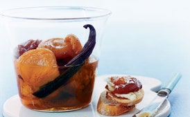 Albaricoques y ciruelas poché en chai