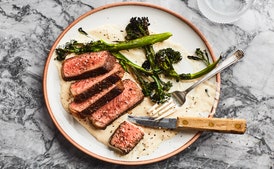 Bistec Carbonizado y Broccolini con Salsa de Queso