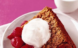 Pastel de ángel de chocolate con frutas y yogur de maple