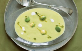 Sopa Fría de Aguacate y Maíz con Aceite de Cilantro