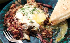 Hash de carne en conserva con huevos