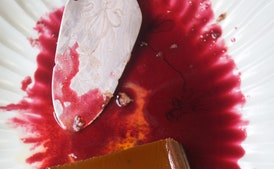 Flan Cremoso de Chocolate y Queso con Salsa de Hibisco