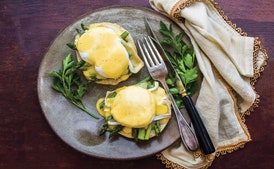 Huevos Benedictinos con Espárragos y Brie