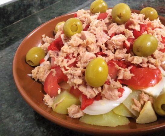 Ensalada de atún con aceitunas