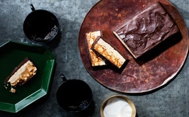 Barra de Chocolate Gigante con Cacahuates y Nougat