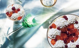 Trifle de Pan de Jengibre con Kumquats Glaseados y Arándanos Cocidos en Vino