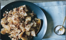 Papas Doradas con Migas de Mantequilla Marrón y Alcaparras