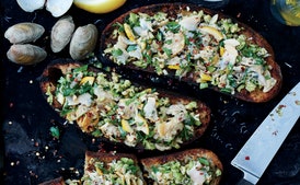 Tostadas de Almejas a la Parrilla con Limón y Aceitunas Verdes