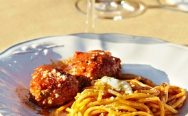 Pasta a la parrilla con albóndigas a la parrilla