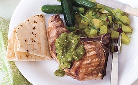 Chuletas de Cerdo a la Parrilla con Salsa de Tomatillo