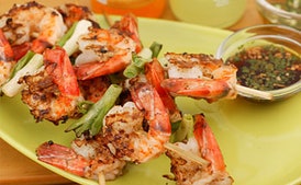 Camarones a la parrilla con cebollitas y salsas para mojar del sudeste asiático