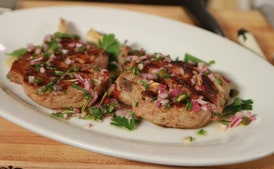 Chuletas de ternera a la parrilla con salsa de alcaparras y salvia