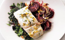 Halibut con Remolachas Asadas, Hojas de Remolacha y Gremolata de Eneldo y Naranja