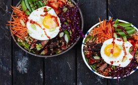 Tazones de Granos al Estilo Coreano con Bistec Marinado Picante