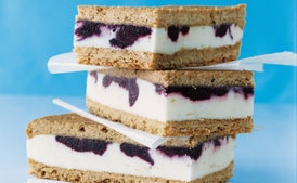 Sándwiches de Helado de Limón con Remolino de Arándano
