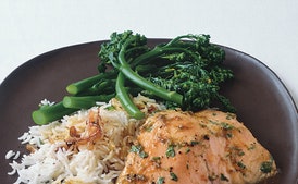 Salmón glaseado con lima y miel con arroz basmati y broccolini