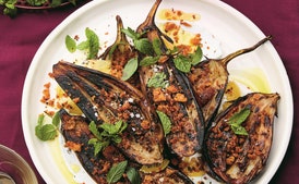 Berenjena Asada Larga con Ajo, Labne y Crotones de Chile Pequeño