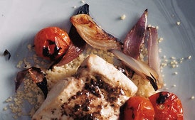 Mahi Mahi con Cebolla Asada, Tomates y Vinagreta de Tapenade