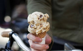 Helado de vainilla con malta, cacahuates caramelizados y trozos de chocolate con leche