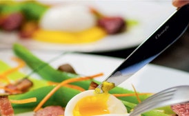 Ensalada Lyonnaise Moderna con Puerros, Lardones y Huevo Mollet