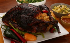 Pavo Asado con Mole, Relleno de Masa y Salsa de Chile