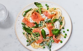 Pasta de Primavera en Una Sola Olla con Salmón Ahumado