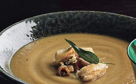 Sopa de Cebolla con Mantequilla Marrón de Salvia, Crutones y Ralladura de Limón