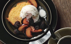 Pastel de Polenta Naranja con Ciruelas Aromatizadas a la Vainilla y Moras, y Helado de Suero de Leche
