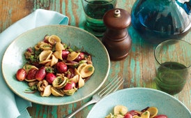 Pasta con Salchicha y Uvas Rojas
