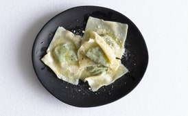 Ravioles de Wonton con Guisantes y Parmesano