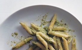 Penne con pesto de guisantes