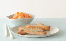 Katsu de cerdo con encurtidos rápidos de zanahoria