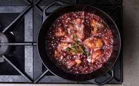 Estofado de Costillas Cortas al Vino Tinto con Papas, Zanahorias y Champiñones