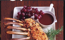 Cordero Asado con Costra de Salchicha de Cordero y Salsa de Uvas Frescas
