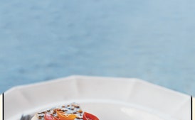 Róbalo negro asado con ensalada de tomate y aceitunas