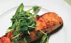 Salmón con Glaseado de Chile Dulce, Guisantes Azucarados y Brotes de Guisante