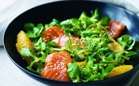 Ensalada de Sashimi con Salsa de Soja y Naranja
