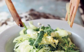Ensalada de tallos de brócoli rallados con lima y queso cotija