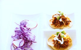 Cerdo Desmenuzado con Tomates Asados y Chiles Chipotles