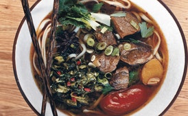 Sopa de fideos con carne de res de Sichuan y mostaza encurtida