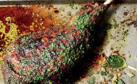 Pierna de cordero a la parrilla lenta con yogur de menta y salsa verde